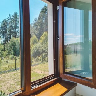 Okno w kuchni - moskitiera i roleta rzymska