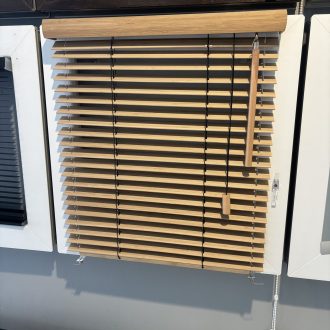 żaluzje na skrzydle okna przasnysz